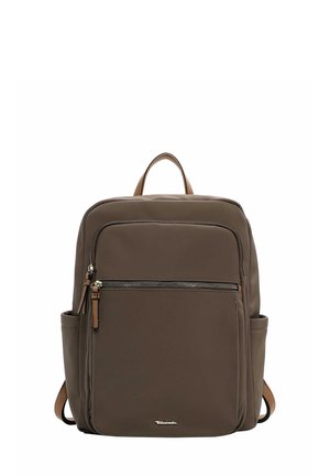 Brauner Rucksack aus glattem Material mit einer Reißverschlusstasche auf der Vorderseite, dezentem Logo und verstellbaren Schulterriemen. Enthält eine Seitentasche.