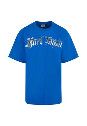Kék pamut póló rövid ujjakkal, ezüst színű "Karl Kani" felirattal, vastag, stilizált betűtípussal a mellkason. Klasszikus kerek nyakú kialakítás.