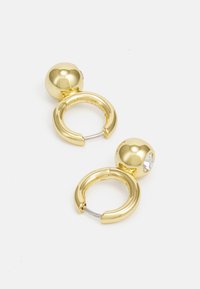 Guldörhängen i form av hoops med en sfärisk topp och en transparent stenaccent, slät yta med en polerad finish.