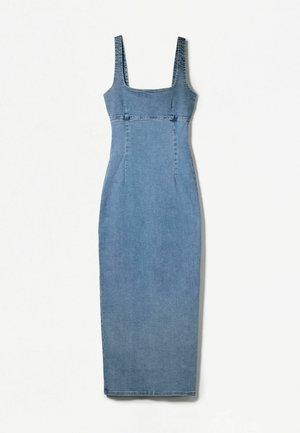 Abito midi in denim con scollatura quadrata e spalline larghe. Silhouette aderente, colore azzurro chiaro, orlo dritto e dettagli di cucitura minimi.