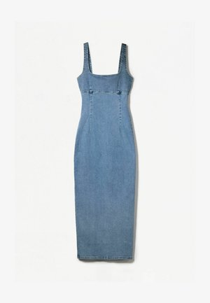 Denim midi-mekko, jossa on neliömäinen pääntie ja leveät hihnat. Muotoon ommeltu siluetti, vaaleansininen väri, suora helma ja minimaliset ompeluyksityiskohdat.