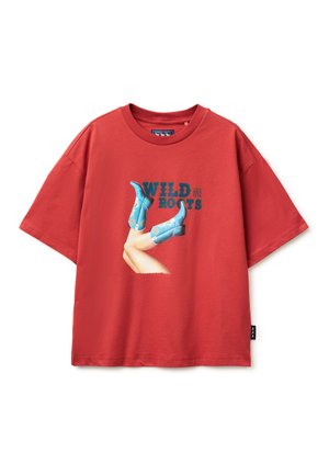 Czerwona koszulka z krótkim rękawem z grafiką skrzyżowanych nóg w niebieskich kowbojskich butach i napisem "WILD ROOTS" w ciemnym niebieskim kolorze na przodzie.