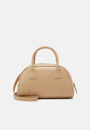 Beige synthetisches Handtasche mit runder Form, doppelten Griffen, abnehmbarem Schultergurt und minimalen Nähdetails an den Seiten.
