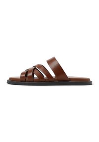 Bruine leren slide-sandalen met overlappende banden, platte zool en een gladde textuur. Minimalistisch ontwerp met een ronde neus.