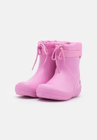 Rosa vattentäta gummistövlar med gummiyttre, mjuk krage, snörning, strukturerad sula och rund tådesign.