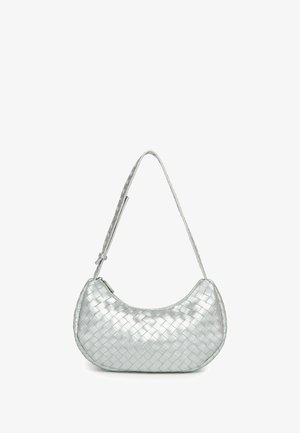 Silberne, gewebte Handtasche mit geschwungener Form, strukturierter Oberfläche und einem verstellbaren Schulterriemen; verfügt über einen Reißverschluss als Verschluss.