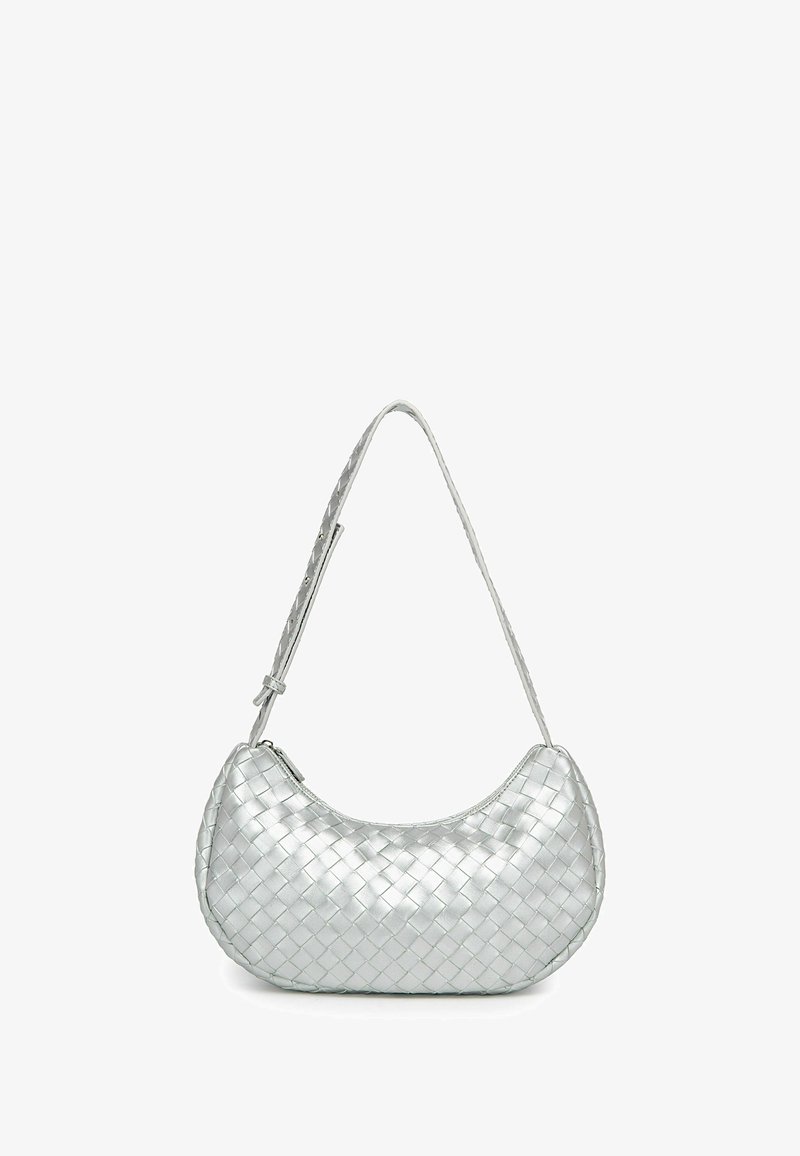 Strieborná pletená kabelka s oblým tvarom, textúrovaným povrchom a jedným nastaviteľným ramenným remienkom; vybavená zipsovým uzáverom pre prístup.