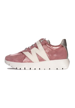 Deportivas de ante rosa y metalizadas con un logo 'W' blanco, acentos texturizados y suela blanca. Presenta detalles en gris en el talón.