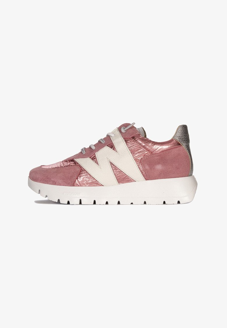 Deportivas de ante rosa y metalizadas con un logo 'W' blanco, acentos texturizados y suela blanca. Presenta detalles en gris en el talón.