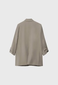 Veste taupe à manches longues en tissu lisse. Présente un col à revers et des poignets retroussés avec des détails de boutons. La vue de dos montre une coupe droite.