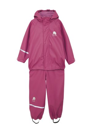 Tuta impermeabile rosa con cappuccio, polsini elasticizzati, strisce riflettenti e logo elefante sul petto e sui pantaloni.