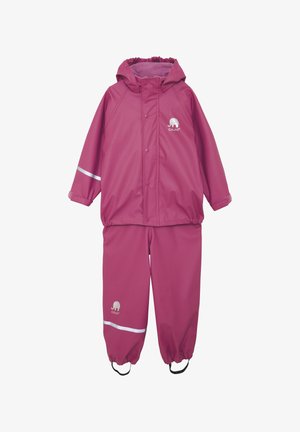 Tuta impermeabile rosa con cappuccio, polsini elasticizzati, strisce riflettenti e logo elefante sul petto e sui pantaloni.