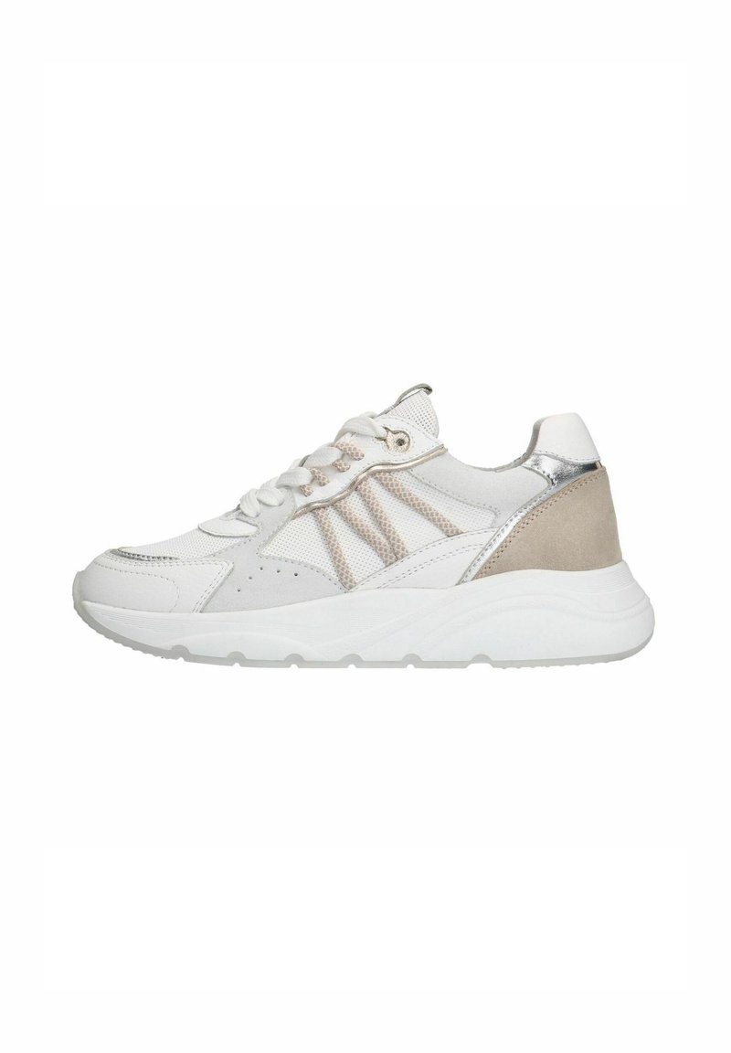 Weißer Sneaker mit Mesh-Obermaterial, beigen und silbernen Akzenten, gepolstertem Zungenbereich und dickem weißen Sohlen. Verfügt über perforierte Details für Atmungsaktivität.