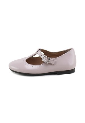 Zapato Mary Jane rosa pálido brillante con tira en T y hebilla plateada, suela plana negra y pequeños agujeros decorativos perforados cerca de la punta.