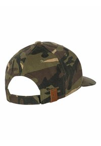 Cappello da baseball con pattern mimetico in tonalità di verde e marrone, dotato di una visiera arrotondata, cinturino posteriore regolabile e accento in pelle con logo.