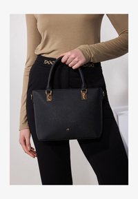 Sélectionné, black