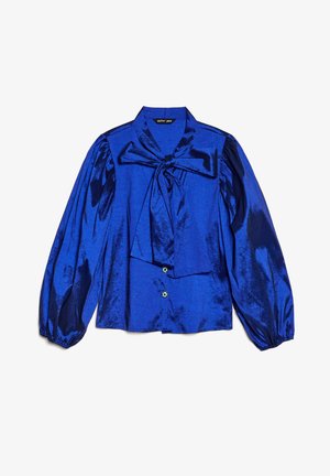 Modra satenasta bluza z dolgimi rokavi z napihnjenimi rokavi, sprednjo pentljo na ovratniku in dekorativnimi gumbi po sredini sprednjega dela.