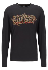 Czarna koszula z długim rękawem wykonana z bawełny, z wyraźnym złoto-czerwonym nadrukiem "BOSS" z elementami dekoracyjnymi.