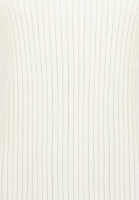 Rippstrickpullover in Off-White mit vertikalen Streifen. Weicher Stoff, figurbetontes Design und Rundhalsausschnitt. Strapazierfähiger Stoff mit dezentem Glanz.