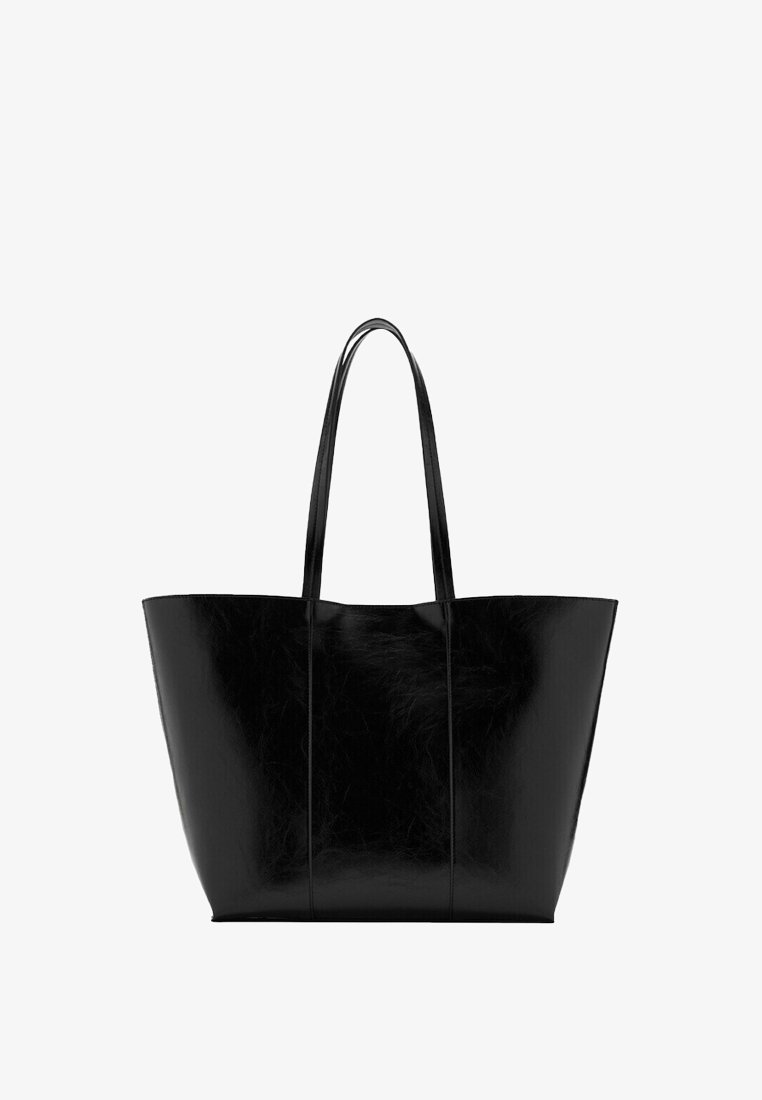 Sac cabas en cuir noir avec deux longues anses et texture lisse, présenté sur un fond blanc.