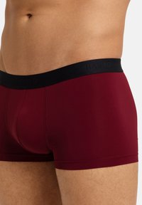 Boxer briefs bordeaux realizzati in tessuto morbido con vita elastica nera caratterizzata da un branding in rilievo. Vestibilità aderente con design a vita media.