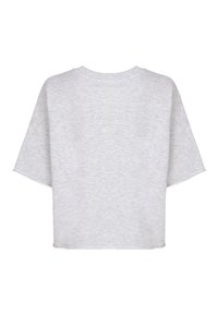 Szara, krótka koszulka z miękkiego materiału, z szerokim, okrągłym dekoltem i krótkimi rękawami. Obszycie u dołu jest surowe i nie wykończone.