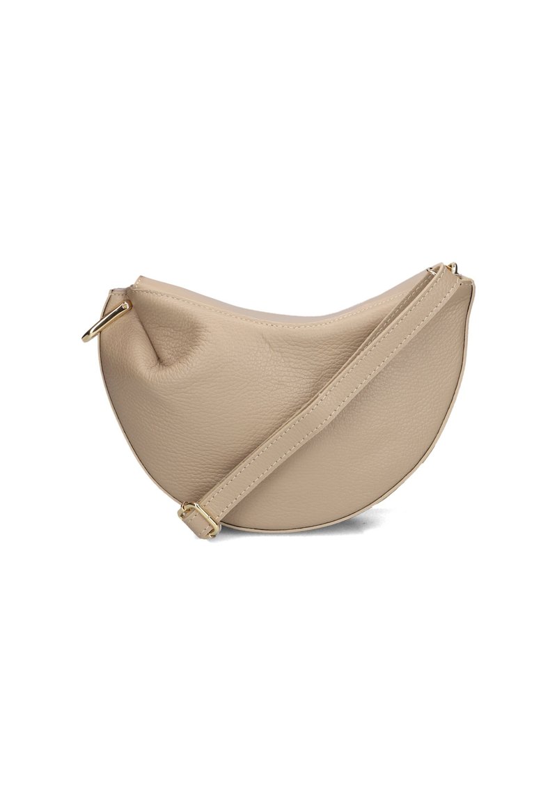 Beige leren handtas met een gebogen vorm, textuur op het oppervlak en een gouden strap. Heeft een ritssluiting en een compact ontwerp.