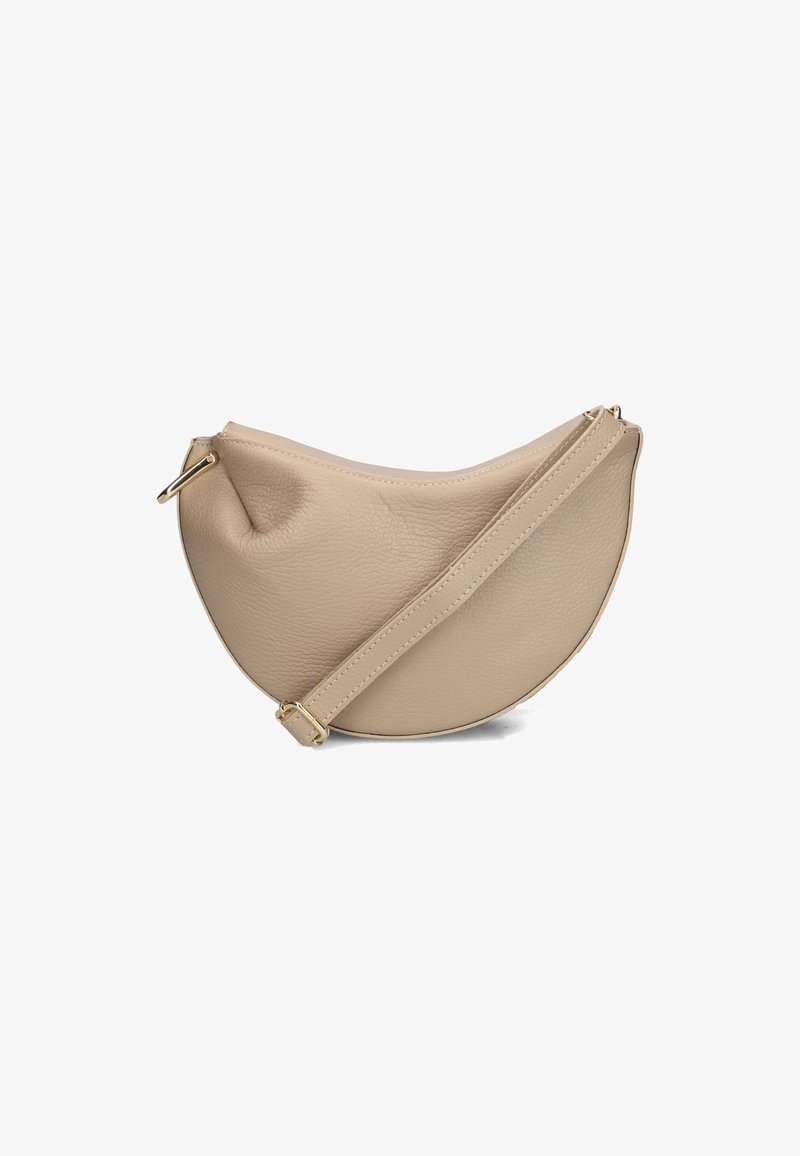 Beige leren handtas met een gebogen vorm, textuur op het oppervlak en een gouden strap. Heeft een ritssluiting en een compact ontwerp.