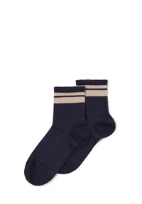 Chaussettes en coton bleu marine avec deux accents rayés beiges en haut. Texture côtelée, longueur cheville, bout arrondi et talon renforcé.