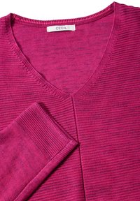 V-Ausschnitt Pullover aus leuchtendem Pink, mit feiner Rippstruktur und langen Ärmeln, versehen mit einem Etikett, das "CECIL" liest.