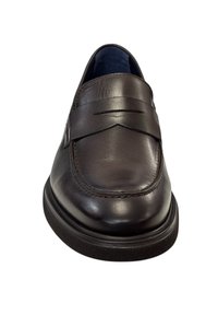 Donkerbruine leren loafers met een soepele textuur, voorzien van een detail met een voorste band en een ronde neus, geplaatst op een zwarte rubberen zool.