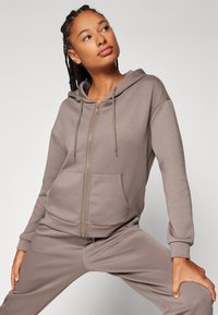 ONLY Play ONPLOUNGE LIFE HOOD - Felpa con zip - brown