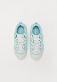 Sneaker bianche con dettagli azzurri, caratterizzate da una tomaia testurizzata, punta rotonda, lacci e soletta con marchio. Design distintivo delle cuciture.