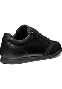 Sneaker nera in pelle liscia, con chiusure a lacci e zip, suola in gomma e dettagli di cucitura discreti.