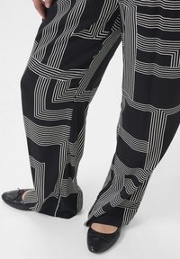 Kaffe Curve KCDONNA  - Bukser - black beige graphic lines