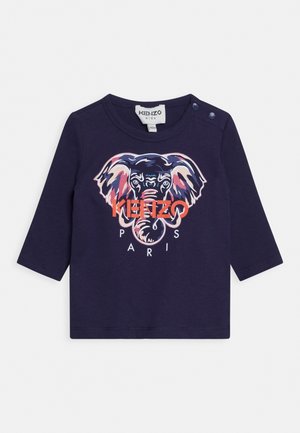 Granatowy długi rękaw niemowlęcej koszulki z kolorową grafiką słonia i napisem "Kenzo Paris" na przodzie, zatrzaski na jednym ramieniu.