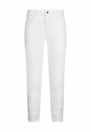 Beli denim kavbojke z žepi spredaj, zapiranjem na gumbe in cvetličnim čipkastim vezenjem ob spodnjem robu vsake nogavice.