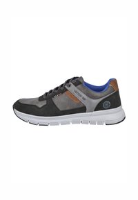 Zapatilla deportiva para hombre con parte superior de ante y material sintético en tonos gris y negro, con un detalle marrón, entresuela blanca y forro interior azul.
