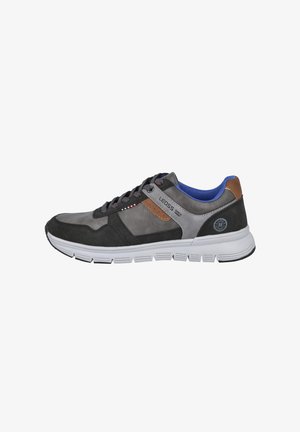Zapatilla deportiva para hombre con parte superior de ante y material sintético en tonos gris y negro, con un detalle marrón, entresuela blanca y forro interior azul.