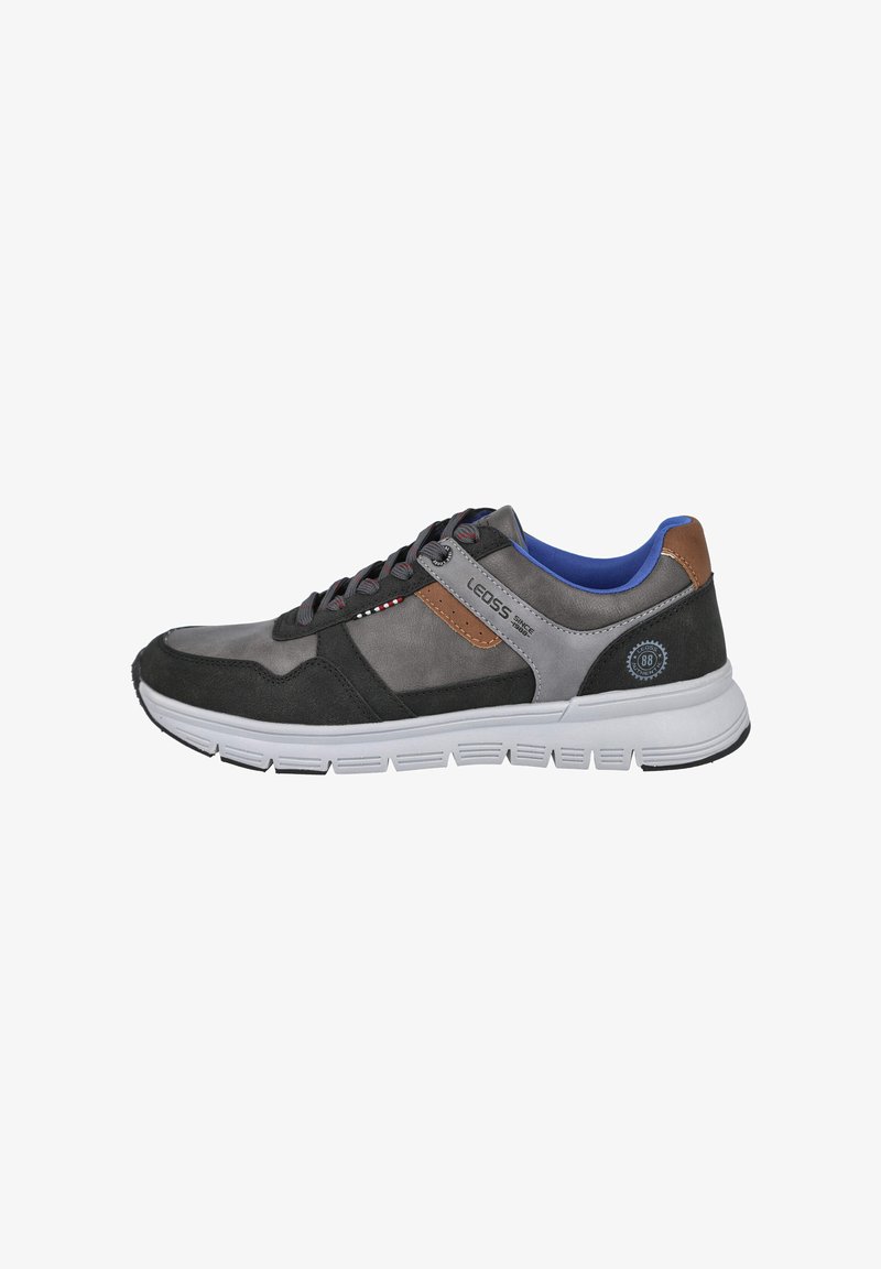 Zapatilla deportiva para hombre con parte superior de ante y material sintético en tonos gris y negro, con un detalle marrón, entresuela blanca y forro interior azul.