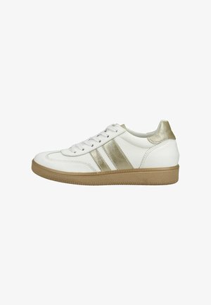 Weißer Sneaker mit niedrigem Schaft und beiger Sohle, metallisch goldenen Streifen an den Seiten und metallisch goldenem Fersenlasche, von der Außenseite gezeigt.