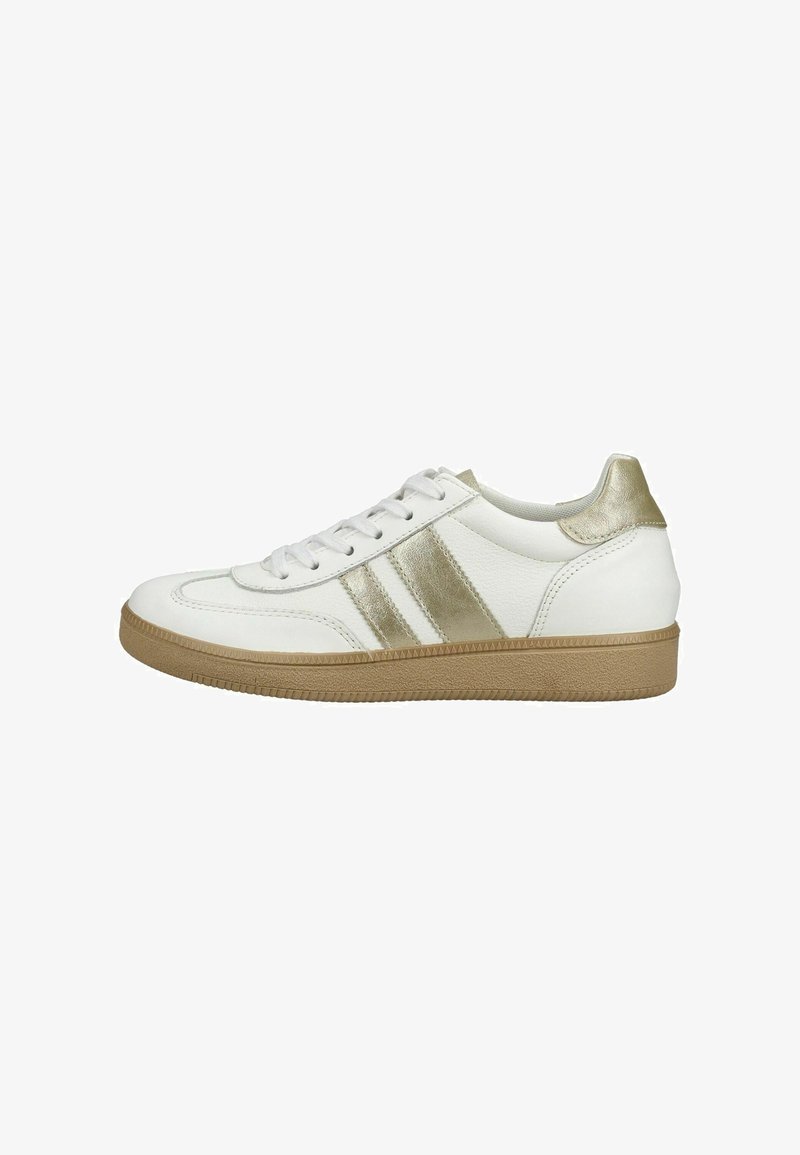 Witte lage sneaker met beige zool, metalen gouden strepen aan de zijkanten en metalen gouden hielstuk, weergegeven vanaf de buitenkant.