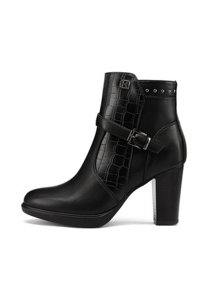 Stivaletto in pelle nera con pannello dalla texture coccodrillo, cinturino laterale con fibbia, borchie argentate intorno alla parte superiore e tacco a blocco.