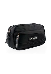 Bolso cosmético de nylon negro con cierre de cremallera, con una superficie texturizada y un parche con el logo. Forma rectangular compacta con un diseño minimalista.