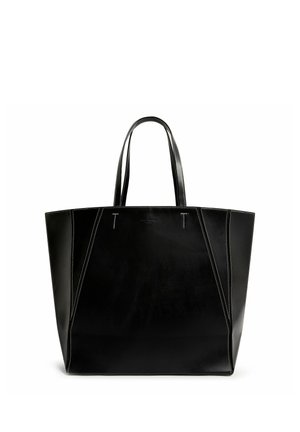 Bolso tote de piel negra con asas largas para el hombro, cuerpo ancho y estructurado y costuras blancas en contraste, sobre un fondo blanco.