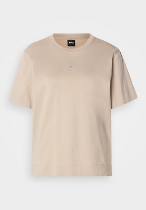 T-shirt en coton beige à manches courtes avec un col rond et un petit logo "B" brodé en superposition au centre devant.
