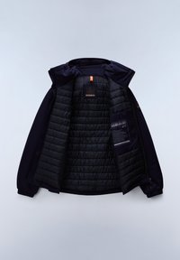 Chaqueta marina con un interior acolchado y forrado en negro. Presenta una capucha, cierre de cremallera y etiquetas en el interior. La textura es suave con secciones acolchadas.