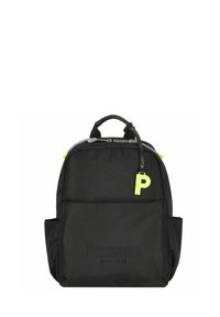 Mochila negra de nailon con una superficie texturizada, que presenta un llavero amarillo con la letra "P" prominente y un cierre con cremallera.