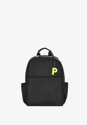 Zaino nero in nylon con superficie texturizzata, caratterizzato da un prominente portachiavi a forma di lettera "P" gialla e chiusura con zip.