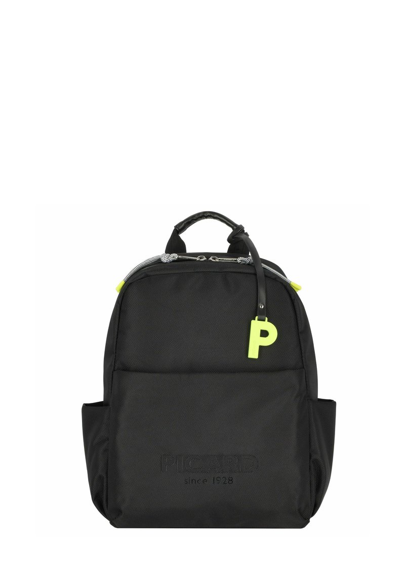 Mochila negra de nailon con una superficie texturizada, que presenta un llavero amarillo con la letra "P" prominente y un cierre con cremallera.